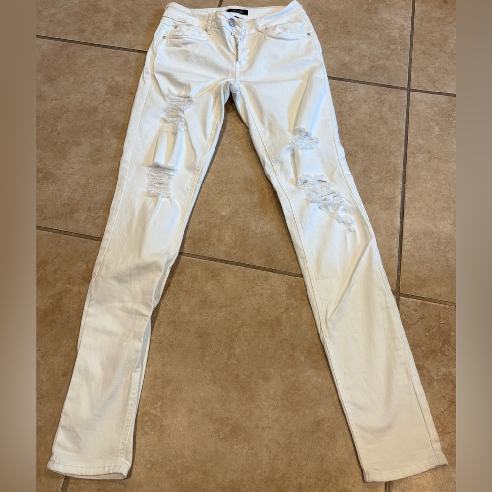 Refuge White Straight Leg Jeans. Size: 2